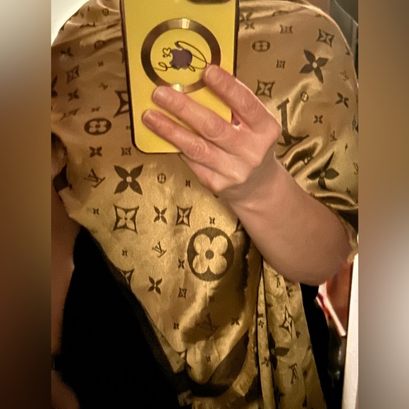 Authentic Louis Vuitton silk scarf. Beautifuliful! - Picture 15 of 15